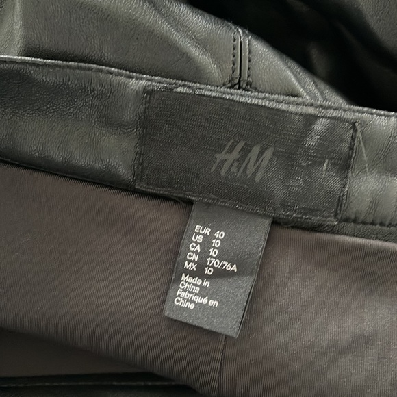 Faux leather mini skirt with zipper detail - Picture 5 of 5